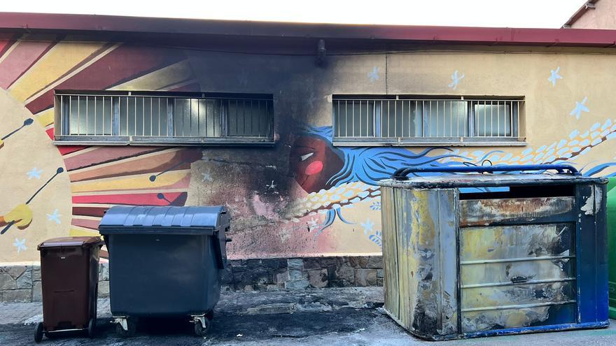 Cremen deu contenidors a Sant Vicenç de Castellet durant el pont del Pilar