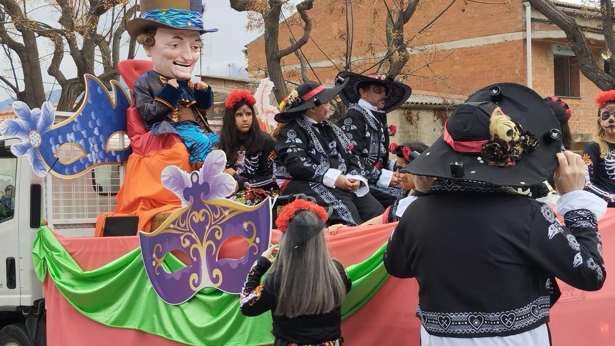 La rua més multitudinària estrena el nou recorregut del Carnestoltes de Sant Vicenç