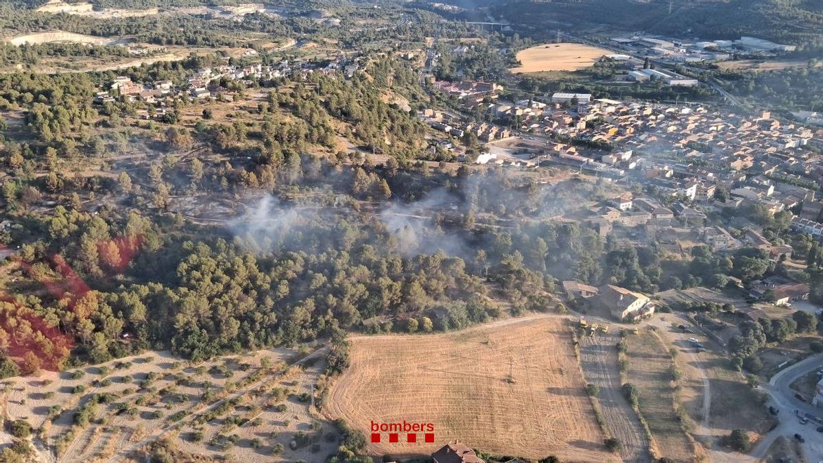 Un incendi a Sant Vicenç de Castellet obliga a confinar el barri de la Balconada i la residència l'Onada