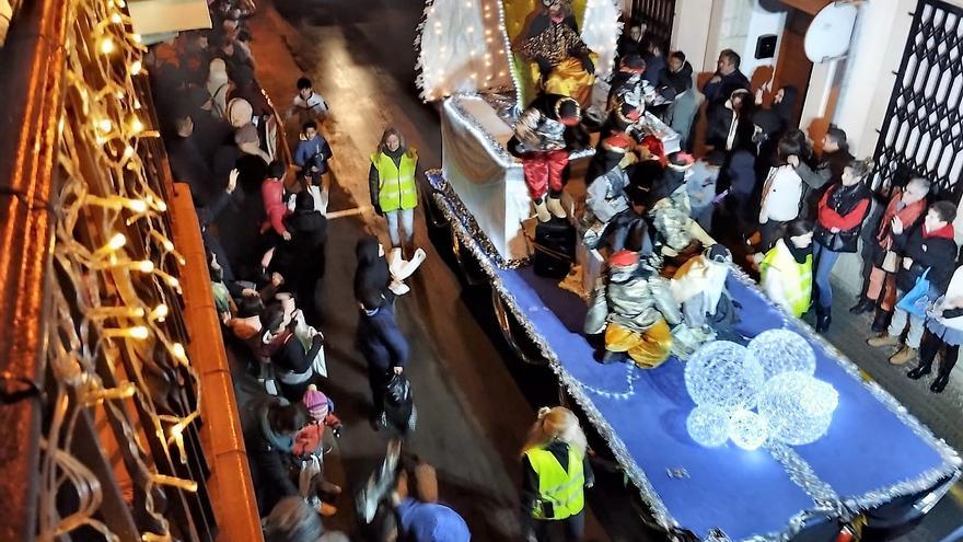 El temps respecta l'arribada dels Reis a Sant Vicenç pel pont centenari