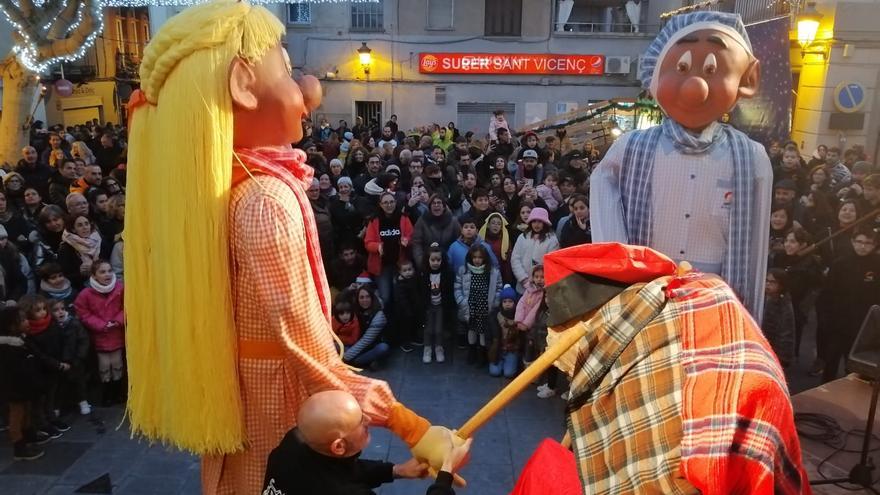 La festa del tió de Sant Vicenç omple la plaça de l'Ajuntament i deixa dolços a 600 infants