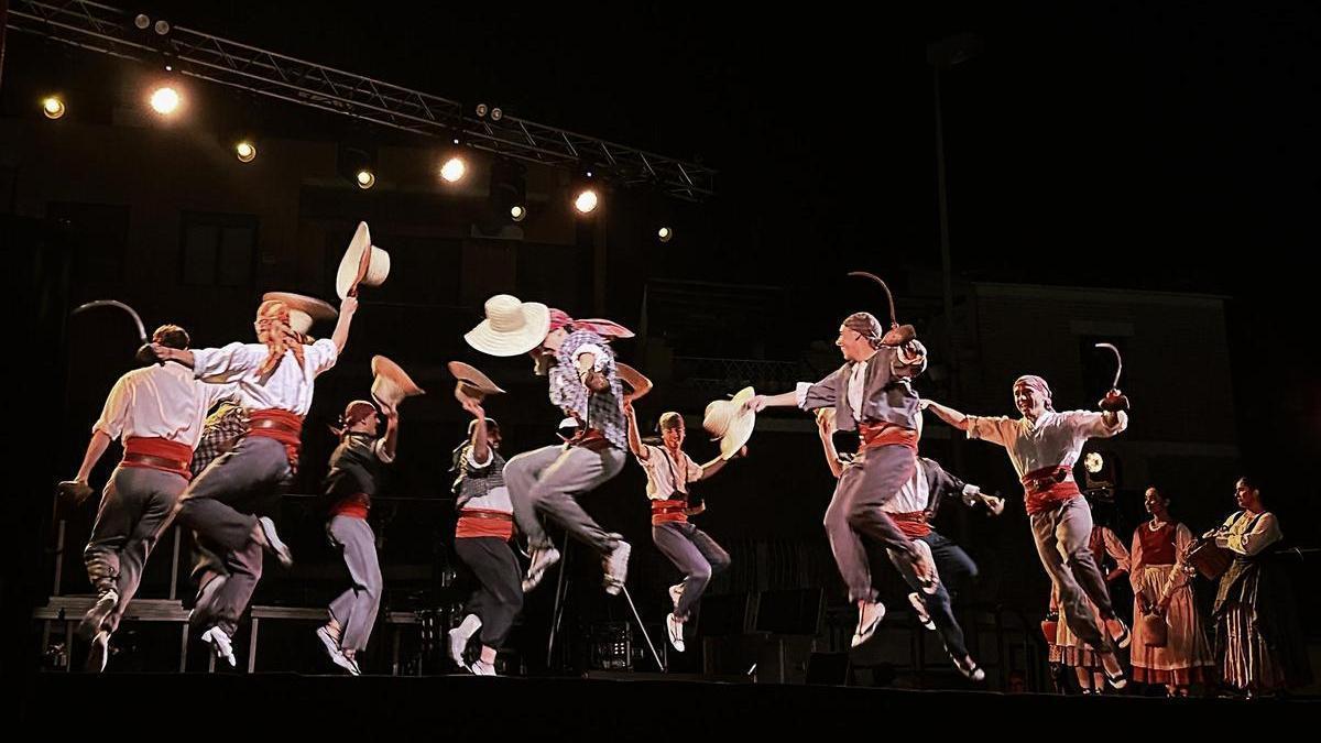 L’Esbart Dansaire Santvicentí fa un viatge per terres de parla catalana