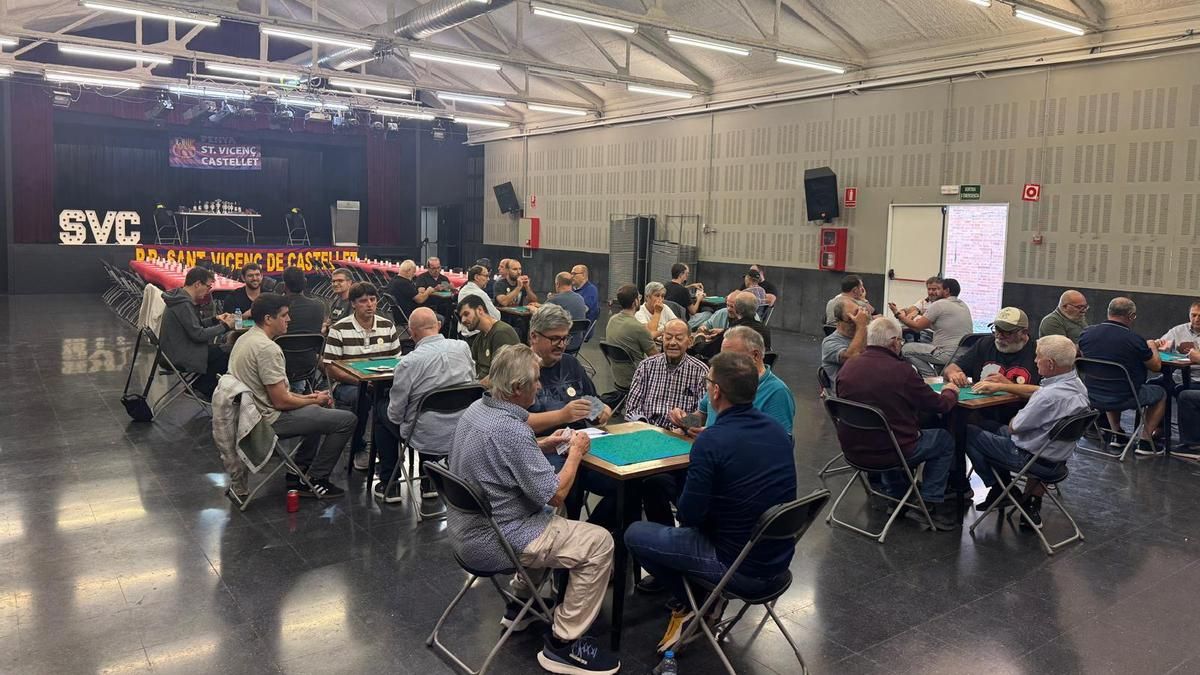 Sant Vicenç reuneix una vintena de parelles d’arreu al desè Campionat de Botifarra