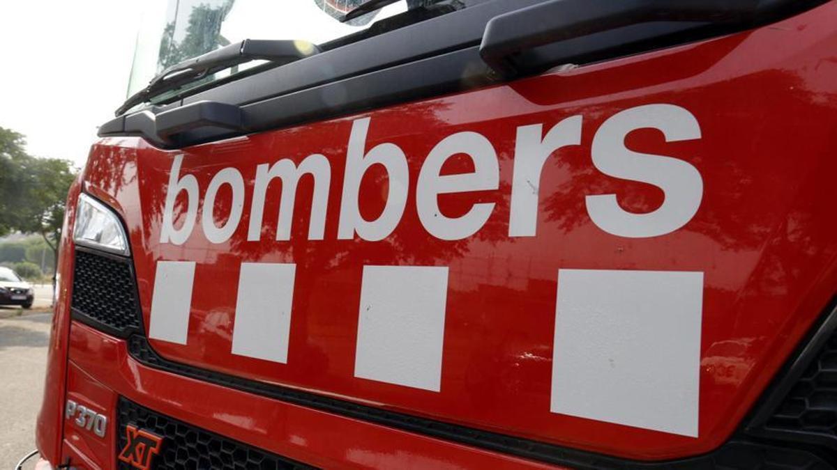 Una persona rescatada d'un cotxe que ha bolcat de matinada a Sant Vicenç de Castellet