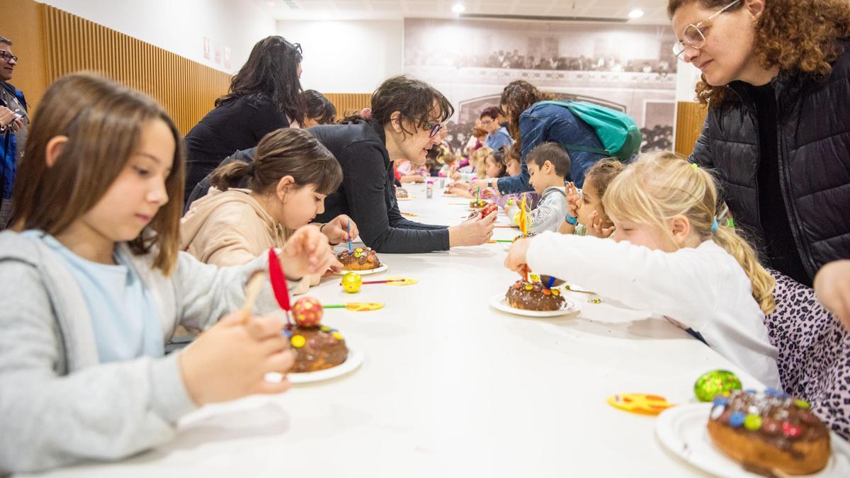 La biblioteca de Sant Vicenç prepara la Pasqua amb un taller de mones