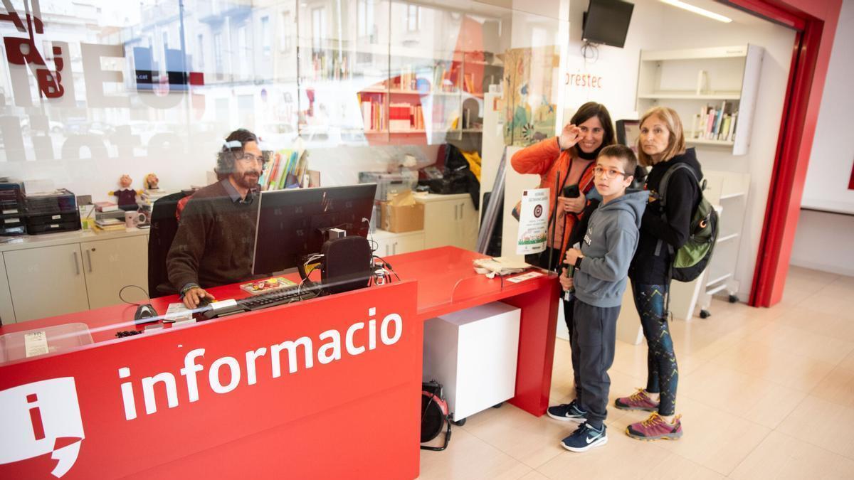 Sant Vicenç estrena una exposició centrada en els 50 anys del futbol sala al municipi