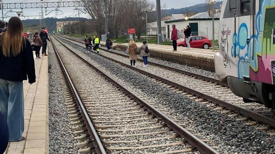 Enuig entre els usuaris de Rodalies pels trens suprimits a Sant Vicenç de Castellet