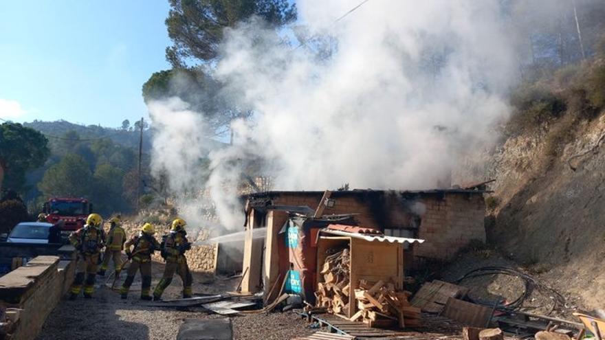 Un foc crema del tot un cobert aïllat prop de Sant Vicenç sense causar danys personals