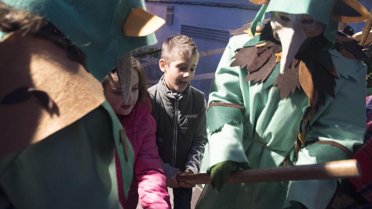 Sant Vicenç posa el tió al centre de la plaça i de la festa