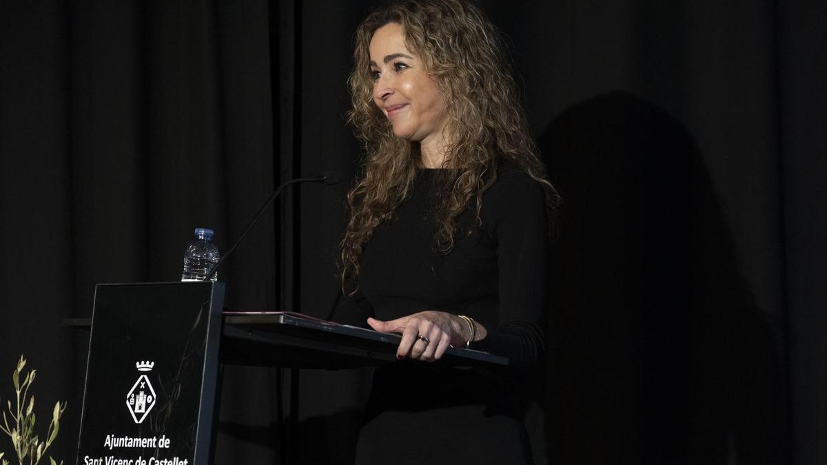 La directora general d’Openbank presumeix de santvicentina en el pregó de la Festa Major