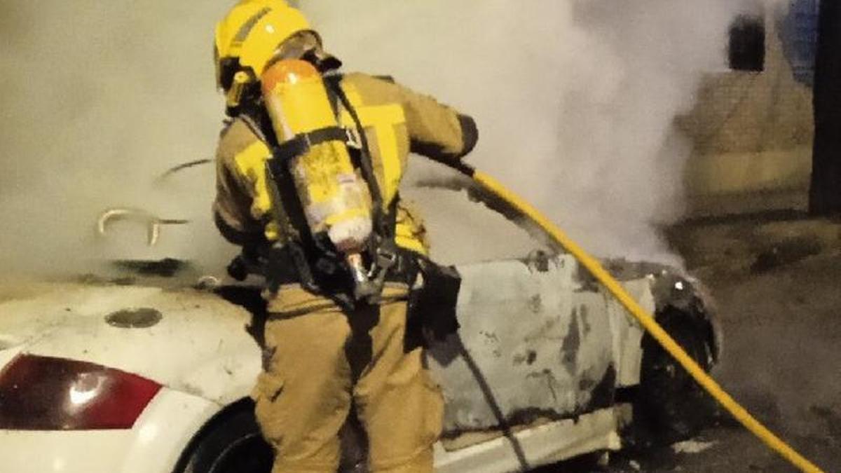 Crema un cotxe de matinada a Sant Vicenç de Castellet