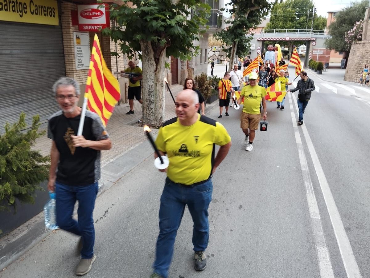 Sant Vicenç rep en cercavila des del pont d'entrada la flama del Canigó