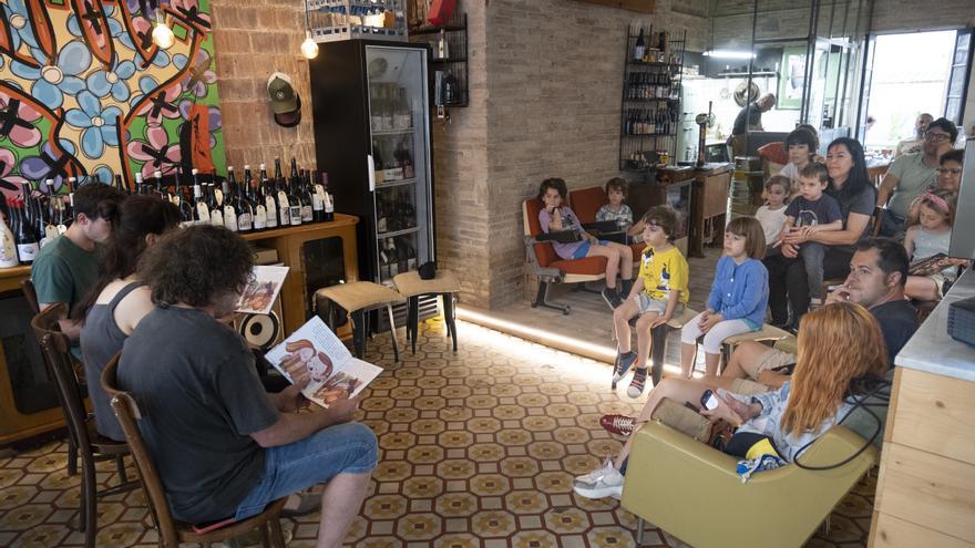 Galdric Sala i Teresa Montsech presenten el conte El misteriós tresor del pirata caracul a Sant Vicenç