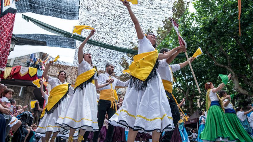 Sant Vicenç devora la plaça amb el ball de gitanes més multitudinari de la història
