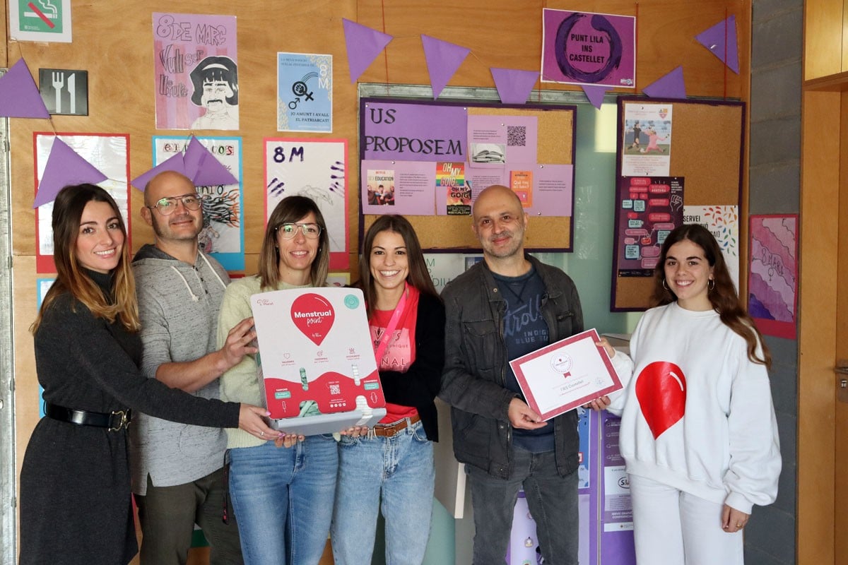 L'Institut Castellet instal·la un dispensador de productes per a la menstruació