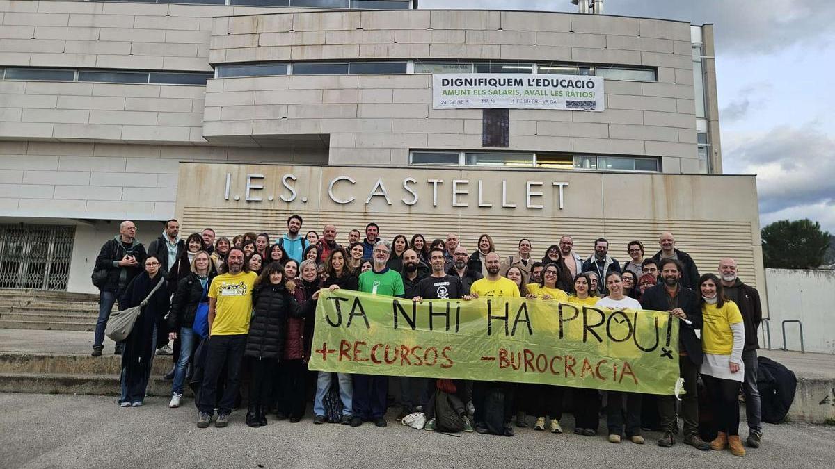 El claustre de l’institut Castellet de Sant Vicenç se suma a les accions per reclamar millores