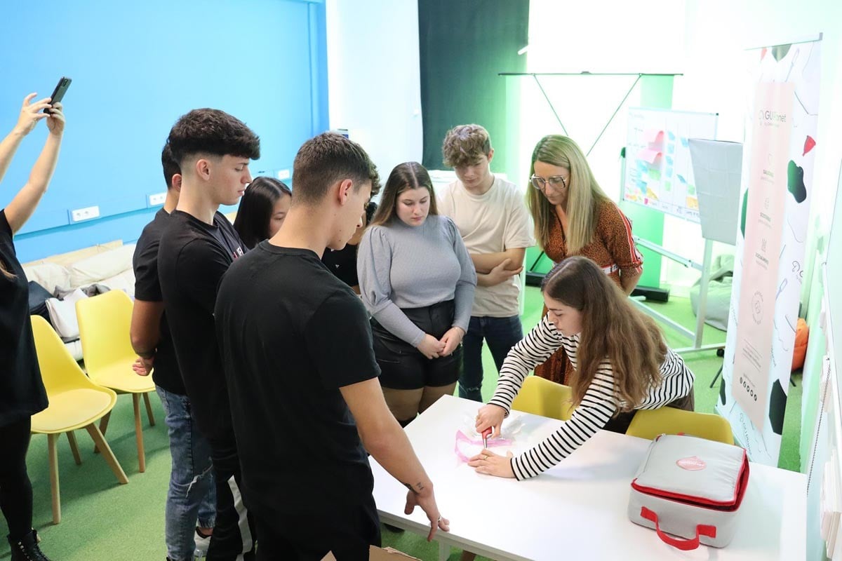 L'Escola Montserrat de Sant Vicenç també instal·la un dispensador de productes menstruals